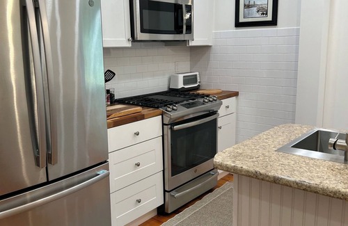 Kittery Point Maison | Peaceful Summer Paradise on Gerrish Island, Kittery Point~Walk to Private Beach!