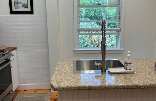 Kittery Point Maison | Peaceful Summer Paradise on Gerrish Island, Kittery Point~Walk to Private Beach!