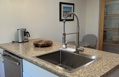 Kittery Point Maison | Peaceful Summer Paradise on Gerrish Island, Kittery Point~Walk to Private Beach!
