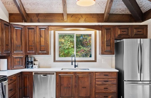 Kabletown Cabine | The Oculus - Huge Cabin with a Hot Tub!