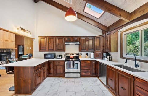Kabletown Cabine | The Oculus - Huge Cabin with a Hot Tub!