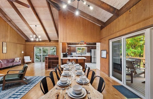 Kabletown Cabine | The Oculus - Huge Cabin with a Hot Tub!