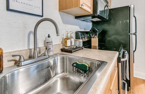 Lincoln Terrace Appartement | "The Oklahoman" - 3B/1B Apt w/ Bikes