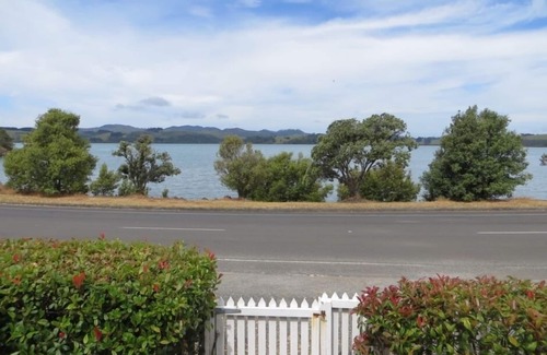 Mangonui Cottage | L'ancien cottage de boulangerie situé au bord de l'eau.