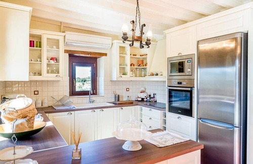 Sitia Maison | Fromagerie de luxe rénovée - 1BR, 1BA, AC, SAT TV