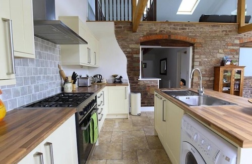 Flaxley Cottage | THE OLD MILL, les animaux de compagnie, avec un jardin à Cinderford, Ref 988926