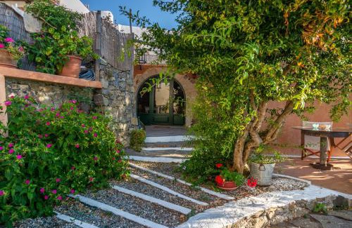 Mirsini Maison | The Old Pomegranate House