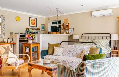 Bradford-on-Avon Appartement | The Old Pool House, Stylish Large Studio in Private Country Estate with Air Con
