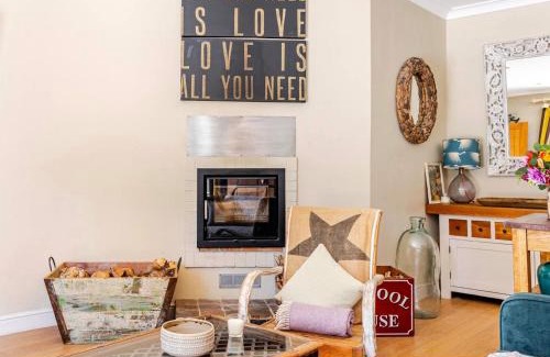 Bradford-on-Avon Appartement | The Old Pool House, Stylish Large Studio in Private Country Estate with Air Con