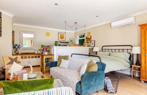 Bradford-on-Avon Appartement | The Old Pool House, Stylish Large Studio in Private Country Estate with Air Con