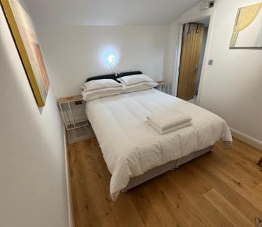 Beechingstoke Lit Et Petit-Déjeuner | The Old Pub - Boutique Private Cellar, Sauna & Gym, King Size Bed, Self Contained Kitchenette including Continental Breakfast, Snacks and Mini Bar