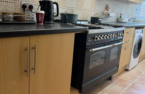 Newham Maison | The Olive Tree Keys - Contractor, Professional and Family Accommodation