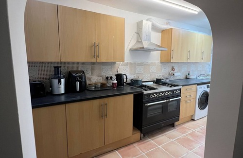 Newham Maison | The Olive Tree Keys - Contractor, Professional and Family Accommodation