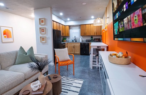 Lawrence Appartement | The Orange Lounge - 8 min to KU/Downtown