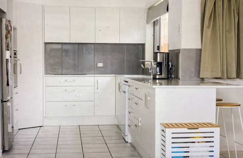 East Ballina Maison | The Original Beach Hilday Home. Listen to the waves and watch the whales in bed.