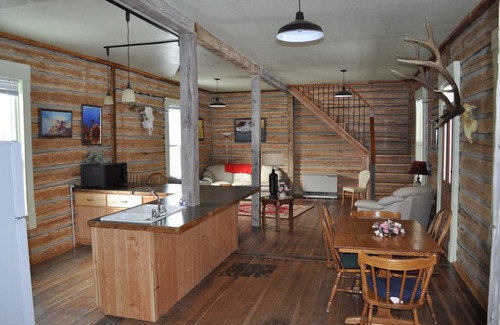 Pray Cabine | Les journaux originaux sur les murs intérieurs en font un Cozy Getaway Montana.
