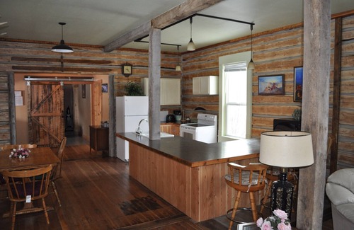 Pray Cabine | Les journaux originaux sur les murs intérieurs en font un Cozy Getaway Montana.