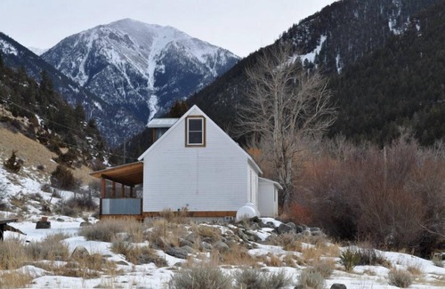 Pray Cabine | Les journaux originaux sur les murs intérieurs en font un Cozy Getaway Montana.