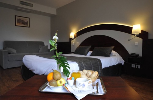 Saint-Brice-en-Cogles Hôtel | The Originals Boutique, Hôtel Le Lion d'Or