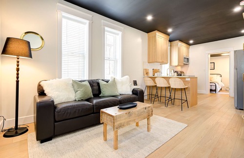 Kitchener Appartement | The Otis 𓅬 on Victoria Park | 2 Bed 1 Bath | Main Floor Suite