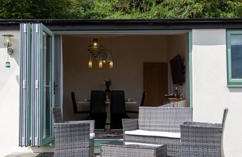 Tidenham Maison | Une superbe maison de vacances de deux chambres avec vue sur l'estuaire de la rivière Severn… Les perspectives sont juste à l'extérieur