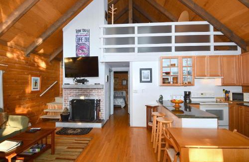 Berkeley Springs Chalet De Ski | The Outlook - Pet Friendly, Grill, Wifi, View, Fire Pit, Deck, Family Friendly, Foosball, Game Room, King Bed, Fireplace