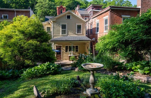 Jim Thorpe Maison | The Owl House on Broadway (3 Bed / 3.5 Baths)