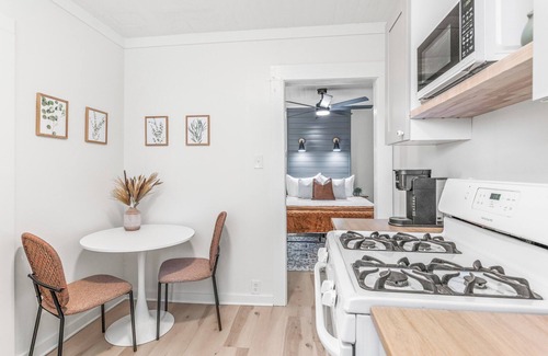 Southeast Pensacola Maison | The P'Cola Sunrise. 1 bed 1 bath cottage