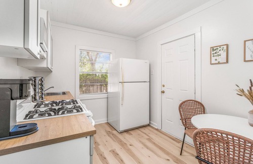 Southeast Pensacola Maison | The P'Cola Sunrise. 1 bed 1 bath cottage