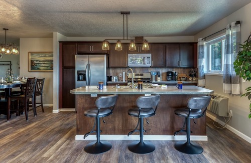 Lincoln City Maison | The Pacific Lookout Sleeps 6, Hot Tub, Pet Friendly, Ocean View, EV Charger