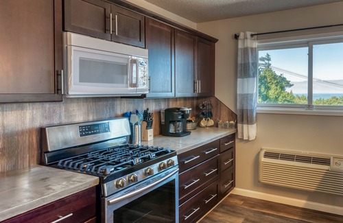 Lincoln City Maison | The Pacific Lookout Sleeps 6, Hot Tub, Pet Friendly, Ocean View, EV Charger