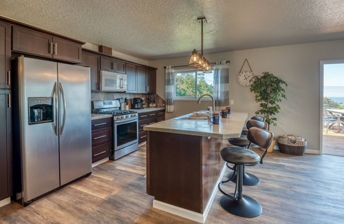 Lincoln City Maison | The Pacific Lookout Sleeps 6, Hot Tub, Pet Friendly, Ocean View, EV Charger