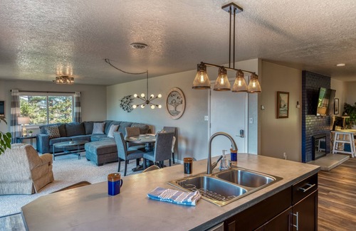 Lincoln City Maison | The Pacific Lookout Sleeps 6, Hot Tub, Pet Friendly, Ocean View, EV Charger
