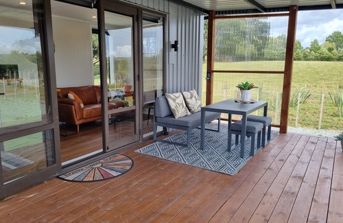 Mangonui Cottage | The Paddock House, walk to swimming hole, near beaches, cafes & restaurants.