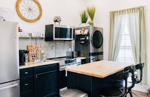 Brenham Maison | The Painted Lady-short walk to downtown square