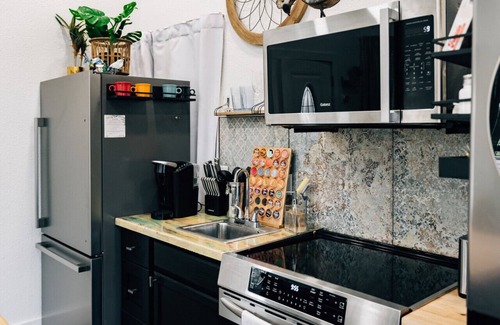 Brenham Maison | The Painted Lady-short walk to downtown square