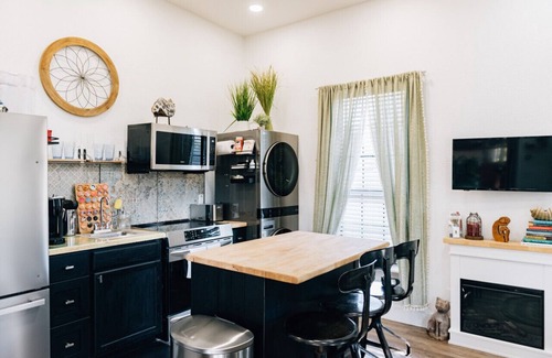 Brenham Maison | The Painted Lady-short walk to downtown square