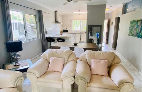 Gray Appartement | The Palms 3 bedroom comfort in quiet court