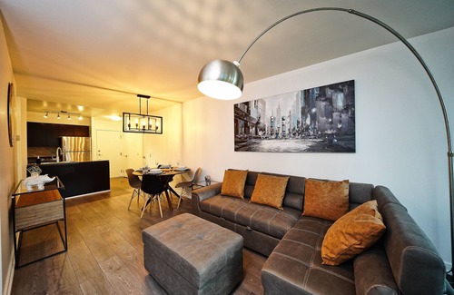Downtown Toronto Cabine | The Pantages Suites