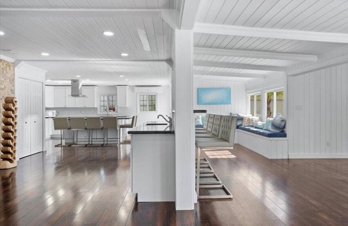 Bahama Palm Shores Maison | The Paradise. Beachfront property with a pool; accommodates 14 guests.