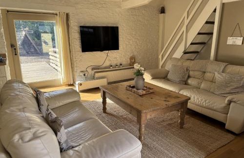 Lechlade Maison | The Parlour Cotswolds Farm Stay With Pool