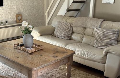 Lechlade Maison | The Parlour Cotswolds Farm Stay With Pool
