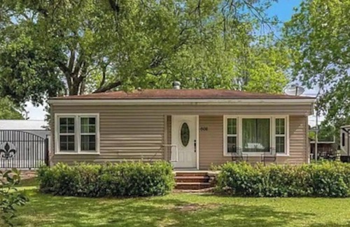 Sulphur Maison | The Parson's Cottage - Charming, Cozy, Adorable!