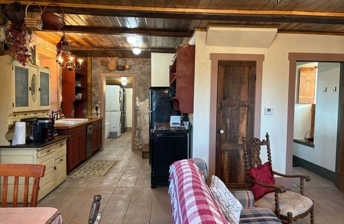 Hays Cottage | The Parsonage 1873 - cozy, unique, near downtown