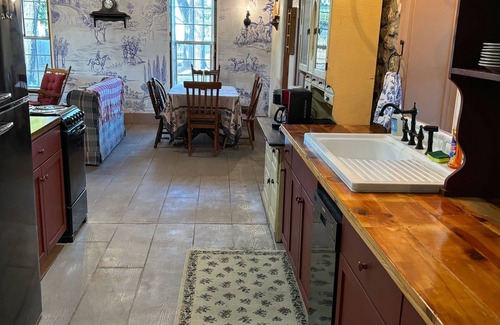 Hays Cottage | The Parsonage 1873 - cozy, unique, near downtown