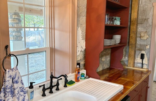 Hays Cottage | The Parsonage 1873 - cozy, unique, near downtown
