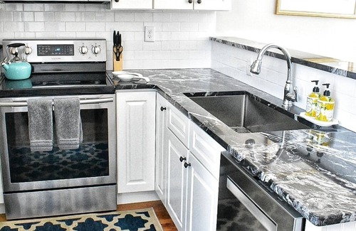 Fifth Ward Appartement | The Peaceful Puffin - 2-bedroom apartment with AC in Newport, RI