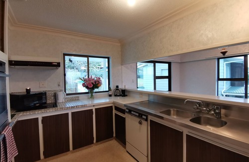 Snells Beach Maison | The Peach on the Beach! Pick up the paddle board and go!