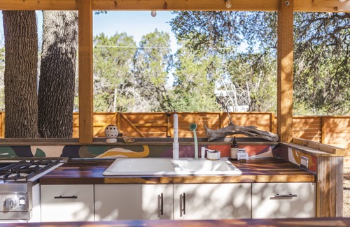 Lakeway Location De VR | The Peacock Yurt at Camposanto ATX Glamping on Lake Travis