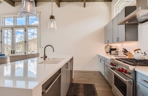 Silverthorne Maison | The Pearl - Luxury Mountain Home, Views, Swim Spa, Outdoor FirePit, EV Charger